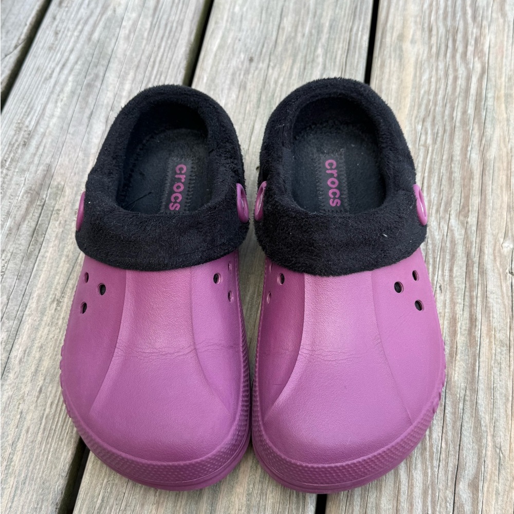 CROCS. Fully lined w fleece. Great condition.